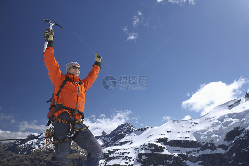 男性登山者举起手来 用在雪山上举起的手臂举起双手图片