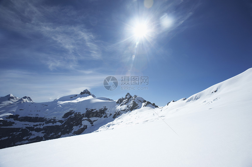 日光下雪顶山峰图片