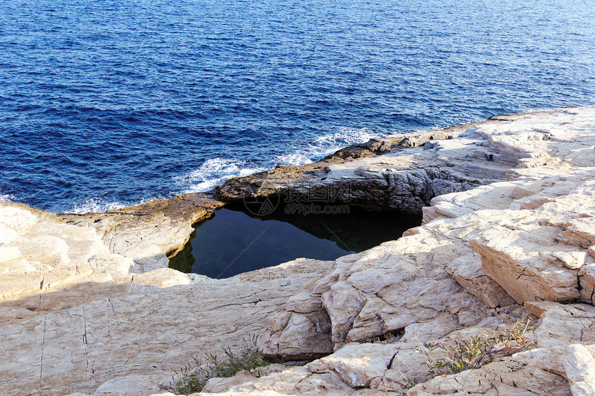 岩石沙滩和天然游泳池 混凝土蓝色晴天石头海岸线风景海滩海岸海浪海洋天空图片