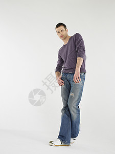 紫色口袋边框穿着灰色背景的休闲服饰中男性时装模特儿全长背景
