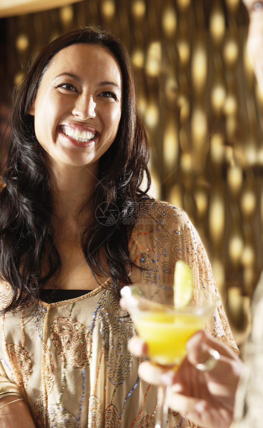 在酒吧社交的美丽 微笑的年轻女性女士图片