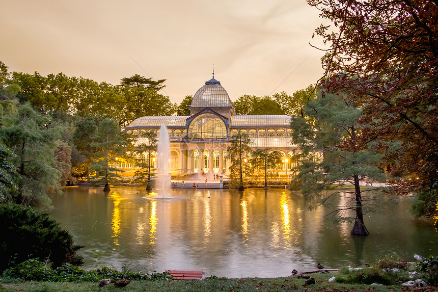 马德里公园水晶宫殿地标玻璃旅行雕塑建筑学建筑游客旅游池塘首都图片