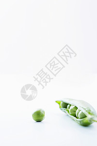 含有豆子和单豆闭合的露天豌豆背景图片