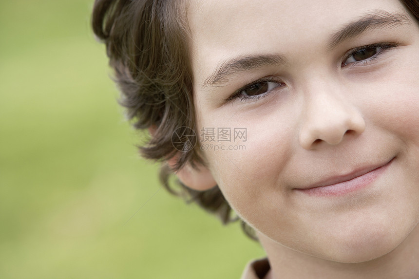 可爱小男孩微笑的近镜肖像图片