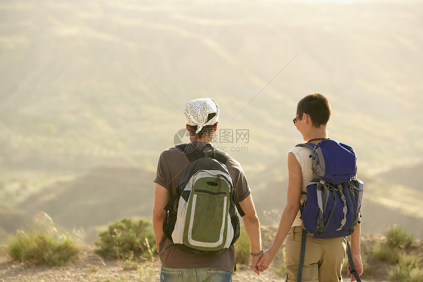在山顶手握手的夫妇远足近景象图片
