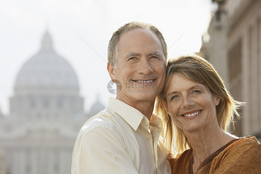 意大利罗马一对幸福情侣的近视肖像图片