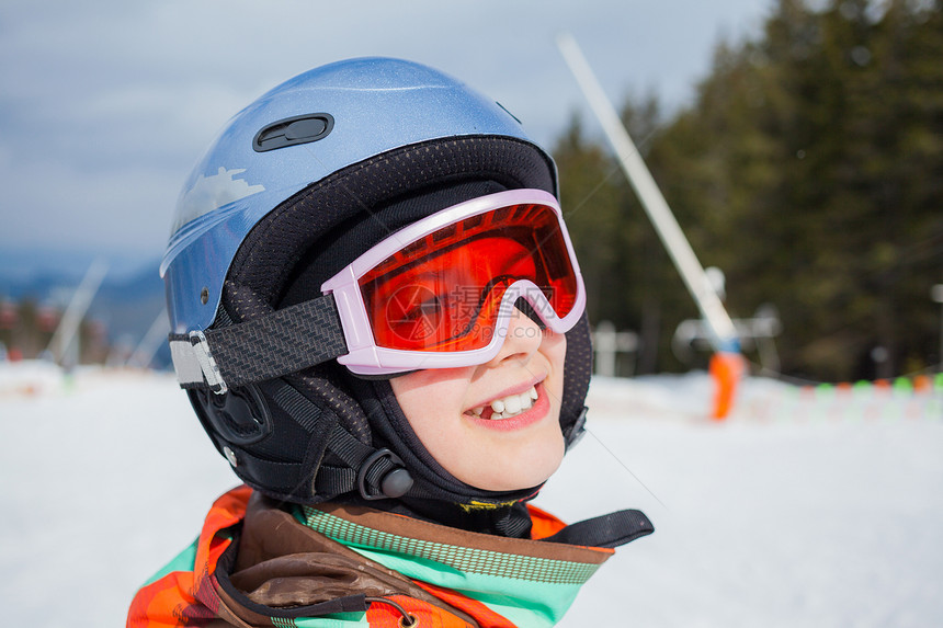 滑雪女孩运动员季节晴天衣服运动粉末孩子们活动背光自由图片