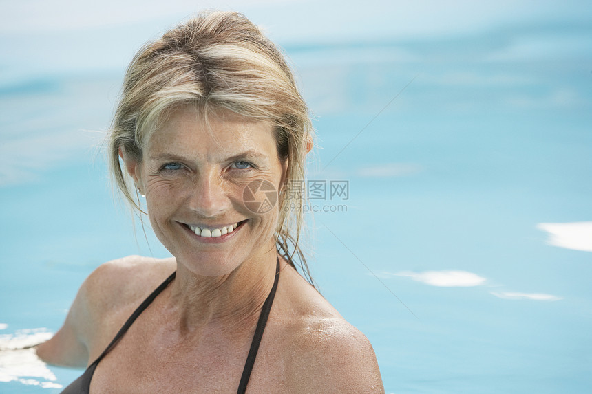 美丽的中年女子在游泳池游泳时的肖像女士女性乐趣享受活力金发女郎婴儿假期金发娱乐图片