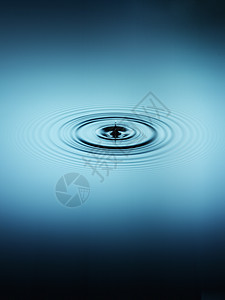 蓝色梦幻圆圈水中的波纹同心同心圆梦幻液体对象飞溅水面涟漪圆圈蓝色背景