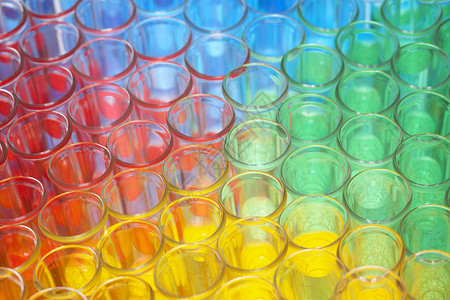 玻璃杯中多色化学样本玻璃科学化学品视图高架画幅背景图片