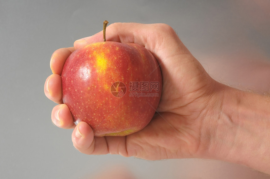 手头上的苹果食物饮食采摘水果药品图片