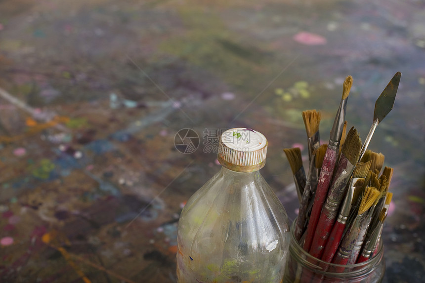 特写艺术家的油漆刷子和瓶子图片