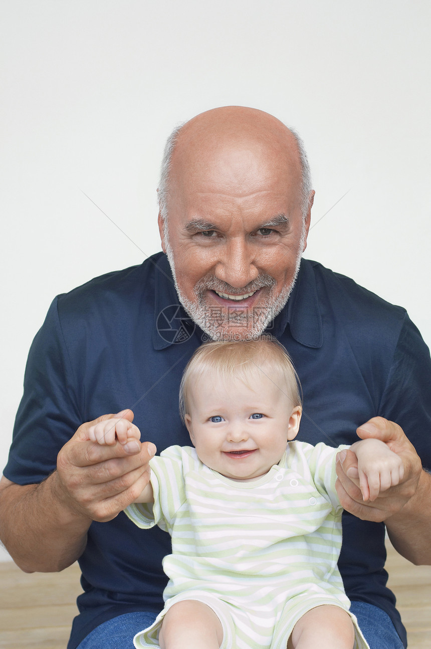 和孙子玩耍的快乐成熟祖父的肖像图片