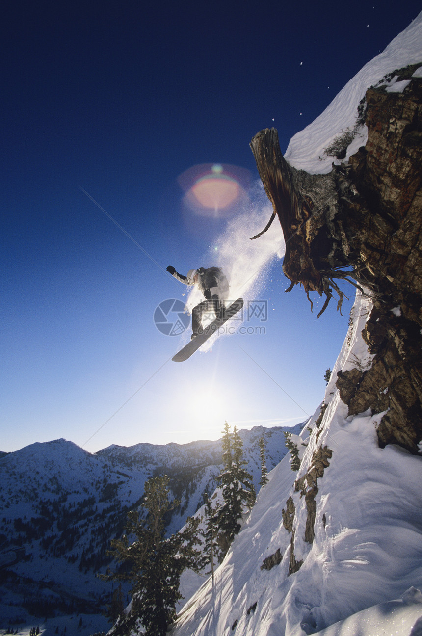 滑雪者从山顶跳起图片