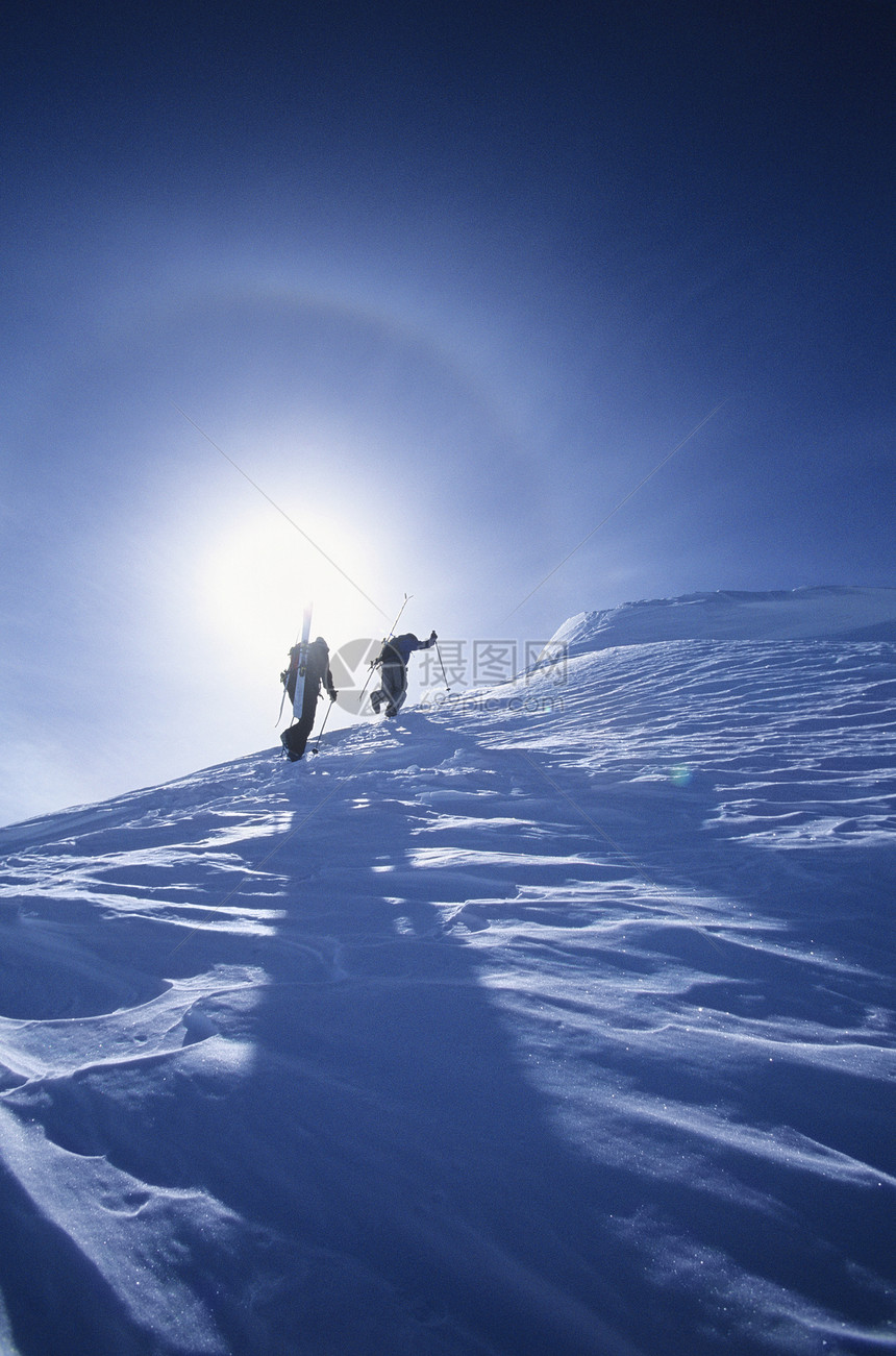 前往山顶登山的滑雪徒滑雪板顶峰天空上坡两个人风景活动滑雪杖视图男人图片