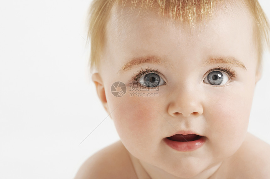 可爱婴儿的近身肖像 嘴张开 在白色背景上与世隔绝图片