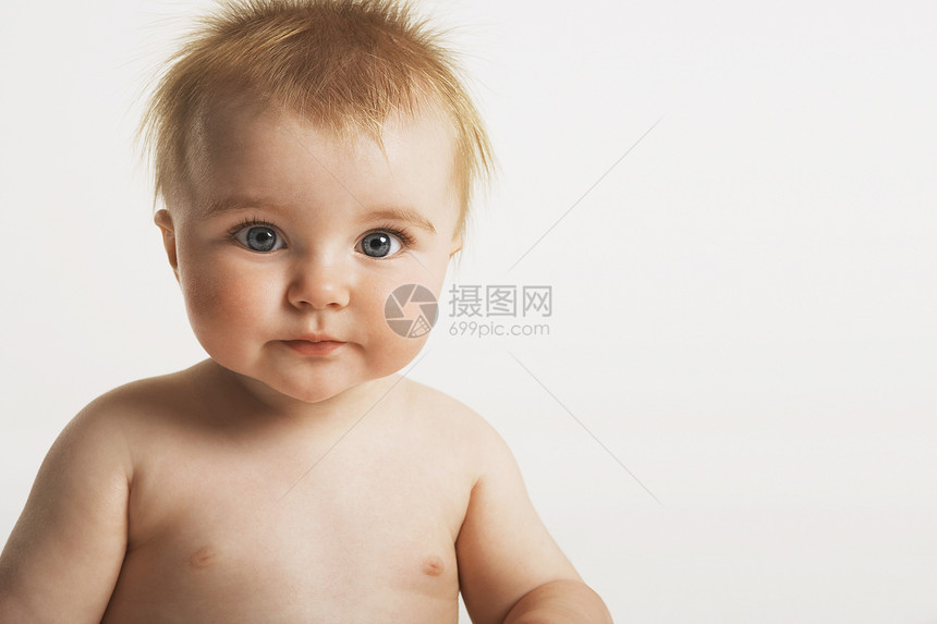 可爱宝宝的特写肖像 长着姜黄头发 白背景被孤立皮肤孩子们孩子好奇心蓝色婴儿女性婴儿期水平白色图片