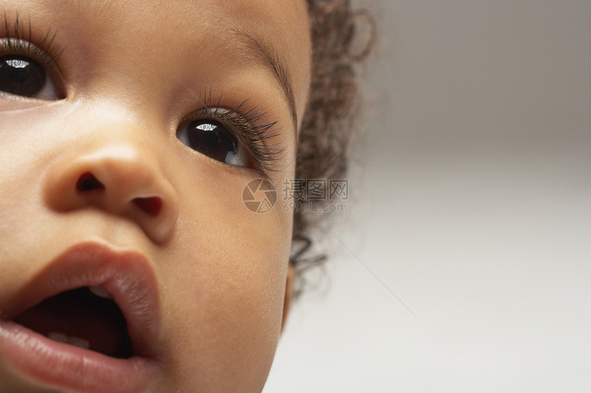 特写美国非裔好奇小男孩向远方看去水平眼睛爆头童年婴儿孩子黑色好奇心男生儿童图片