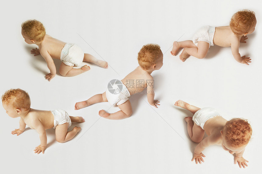白人背景的婴儿男孩向不同方向爬行的多重图象 在白色背景上图片