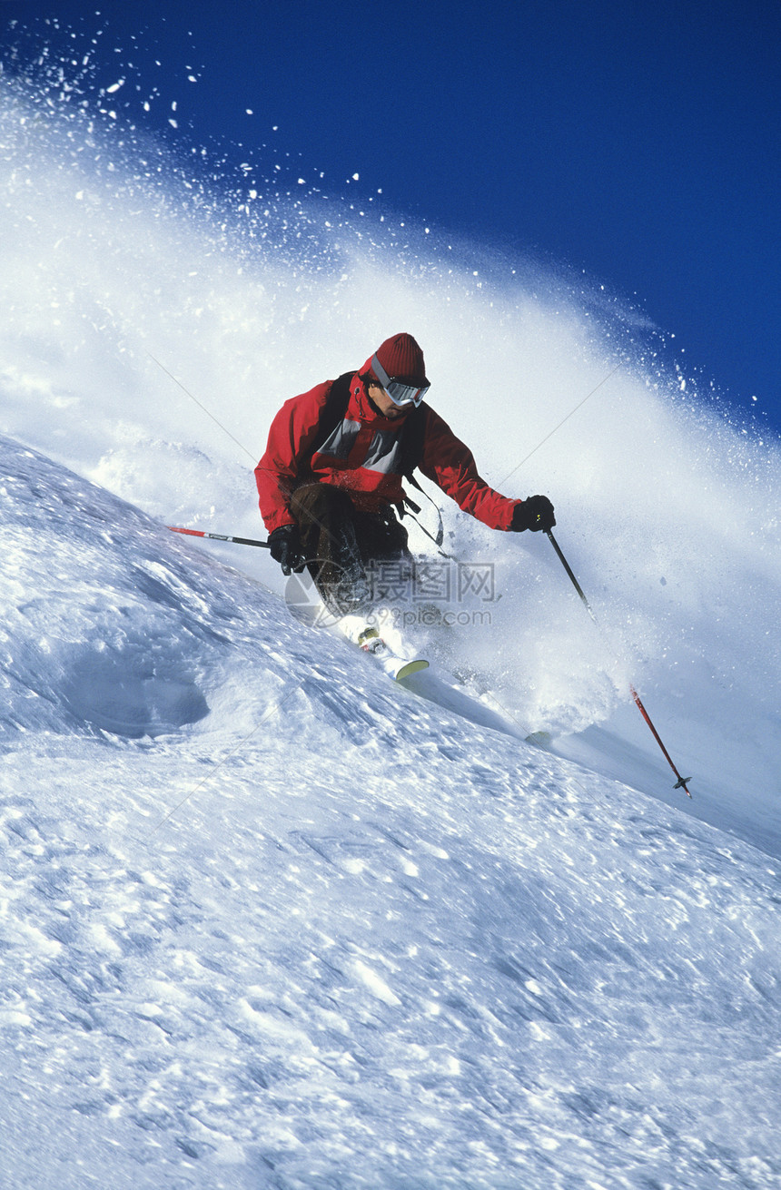 山坡上滑雪的男子图片