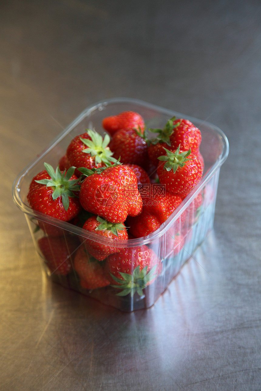 挑选多汁草莓食品甜水果浆果水果沙漠奶油健康饮食食物图片