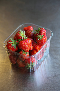 挑选多汁草莓食品甜水果浆果水果沙漠奶油健康饮食食物背景图片