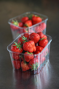 挑选多汁草莓食品健康饮食甜水果沙漠奶油浆果食物水果背景图片