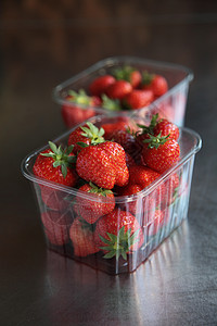 挑选多汁草莓水果健康饮食沙漠浆果食品食物甜水果奶油背景图片