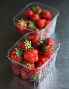 挑选多汁草莓食品沙漠健康饮食奶油食物甜水果水果浆果背景图片