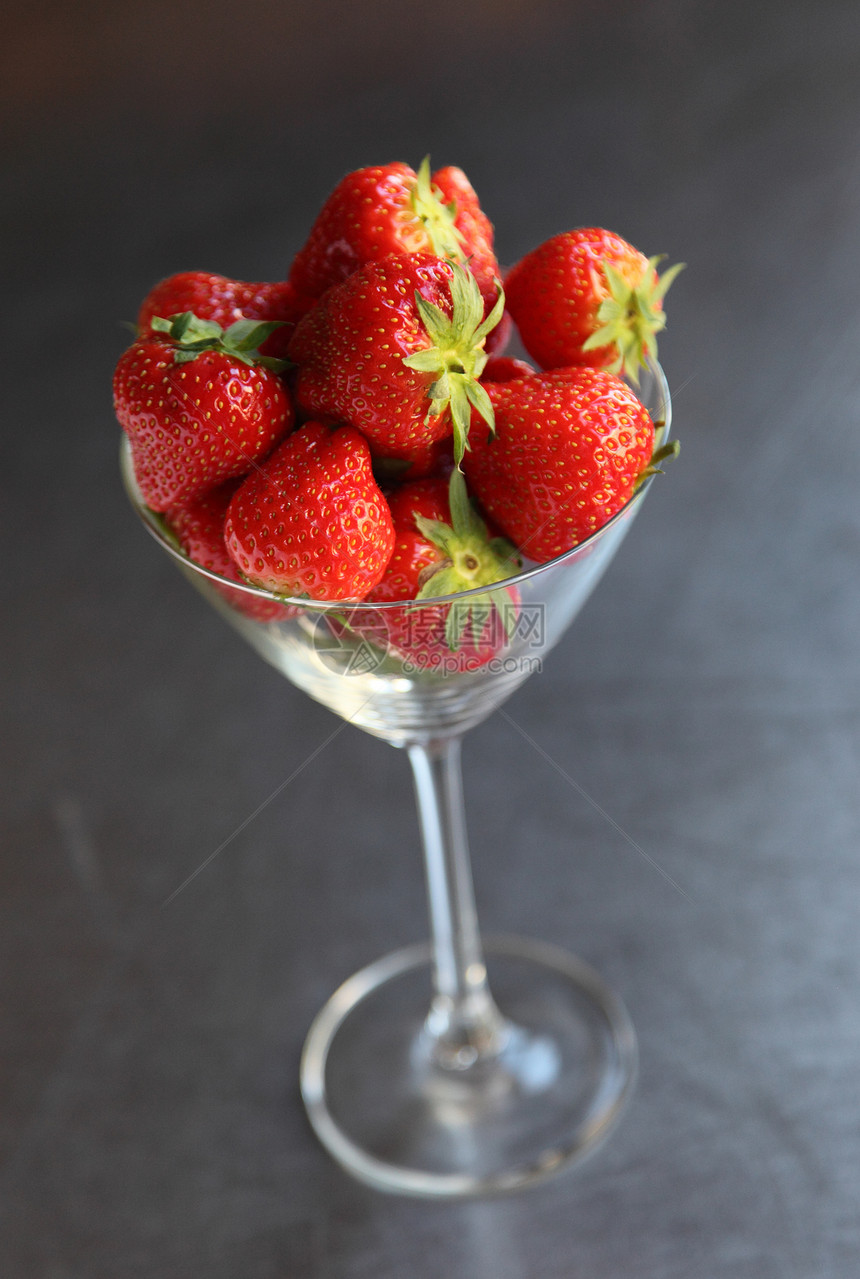挑选多汁草莓浆果奶油食品健康饮食食物沙漠甜水果水果图片