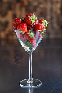 挑选多汁草莓食物健康饮食沙漠甜水果浆果水果奶油食品背景图片