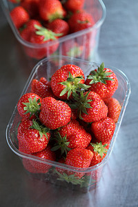 挑选多汁草莓食品健康饮食奶油食物甜水果浆果水果沙漠背景图片
