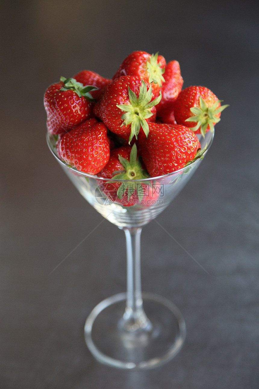 挑选多汁草莓奶油浆果水果食物甜水果食品健康饮食沙漠图片