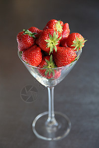 挑选多汁草莓奶油浆果水果食物甜水果食品健康饮食沙漠背景图片
