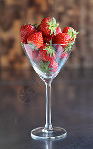 挑选多汁草莓食物浆果奶油健康饮食甜水果水果食品沙漠背景图片