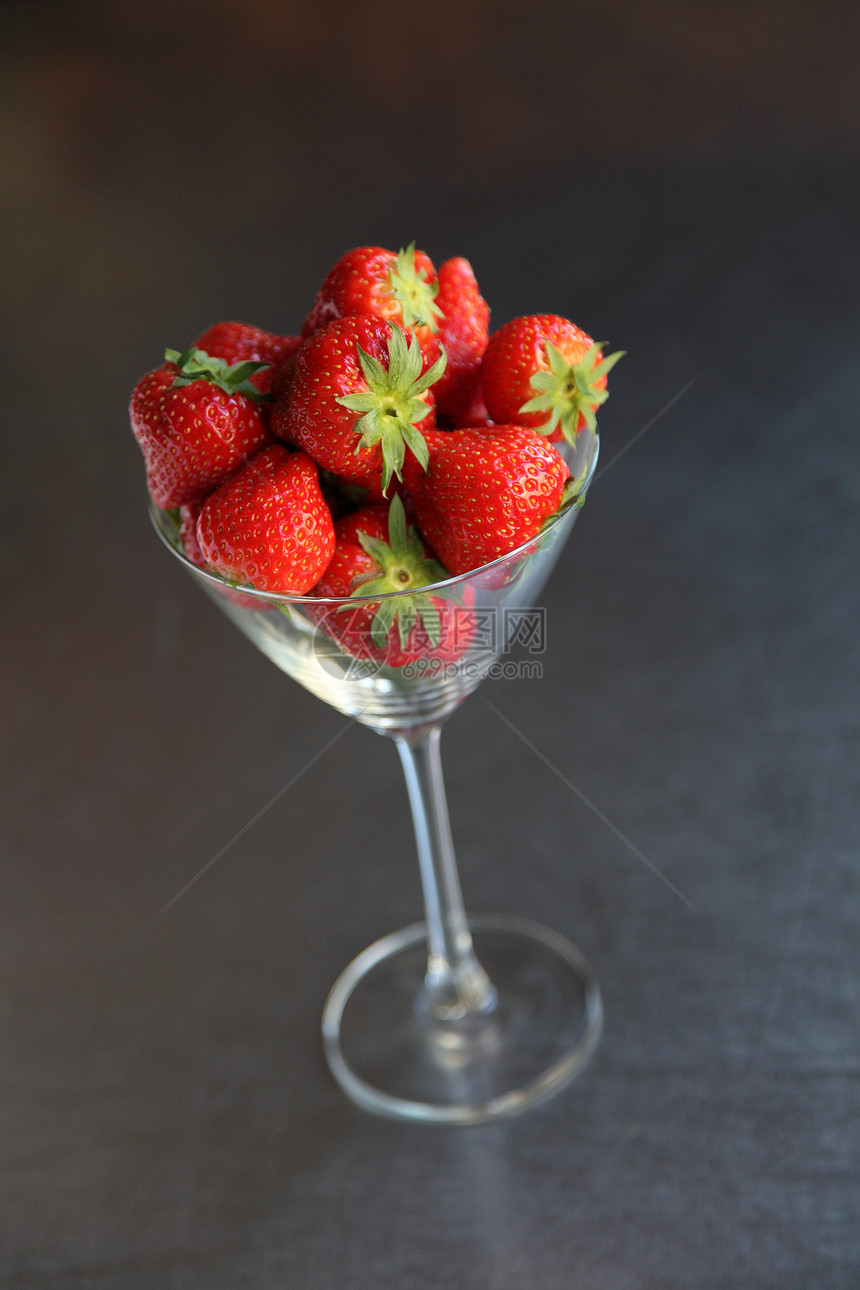 挑选多汁草莓食物食品沙漠甜水果浆果健康饮食奶油水果图片