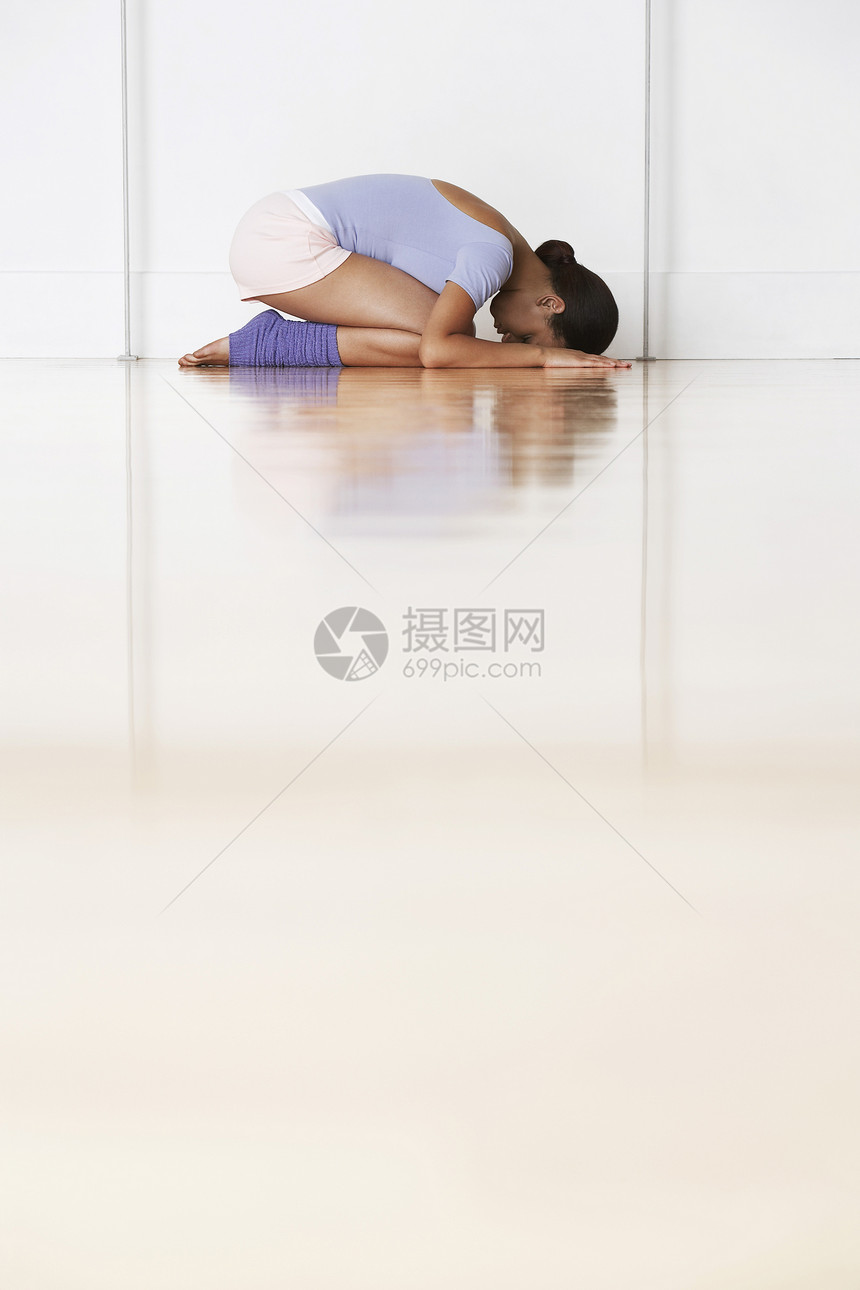 排练室祈祷姿势的年轻芭蕾舞女图片