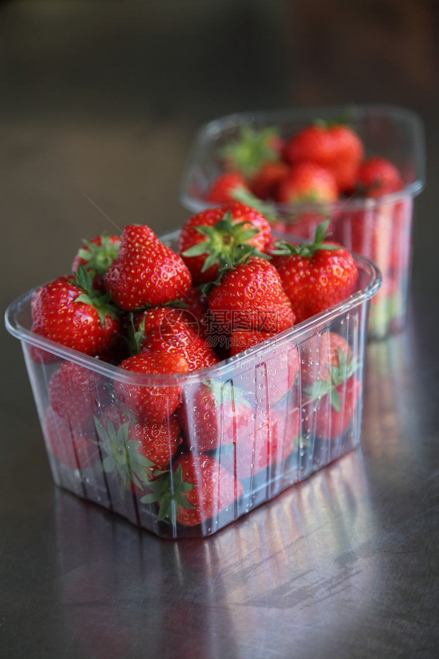 挑选多汁草莓健康饮食食品甜水果水果浆果沙漠奶油食物图片