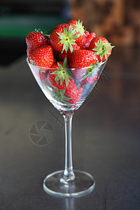 挑选多汁草莓奶油甜水果健康饮食食品沙漠食物水果浆果背景图片
