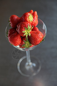 挑选多汁草莓浆果沙漠食物奶油健康饮食甜水果食品水果背景图片