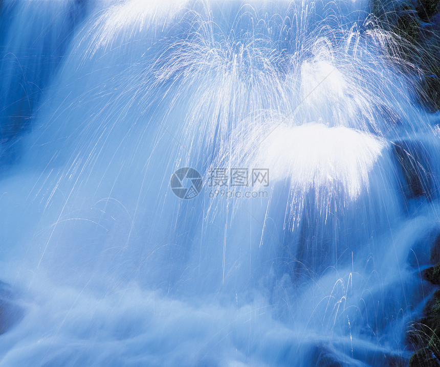 瀑水低角度视图淡蓝色淡水行动条纹阳光蓝色瀑布运动寒冷力量图片