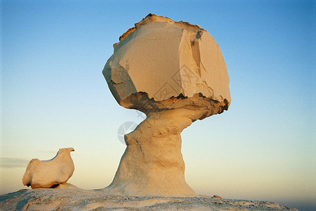 荒谬的沙漠多岩石的高清图片