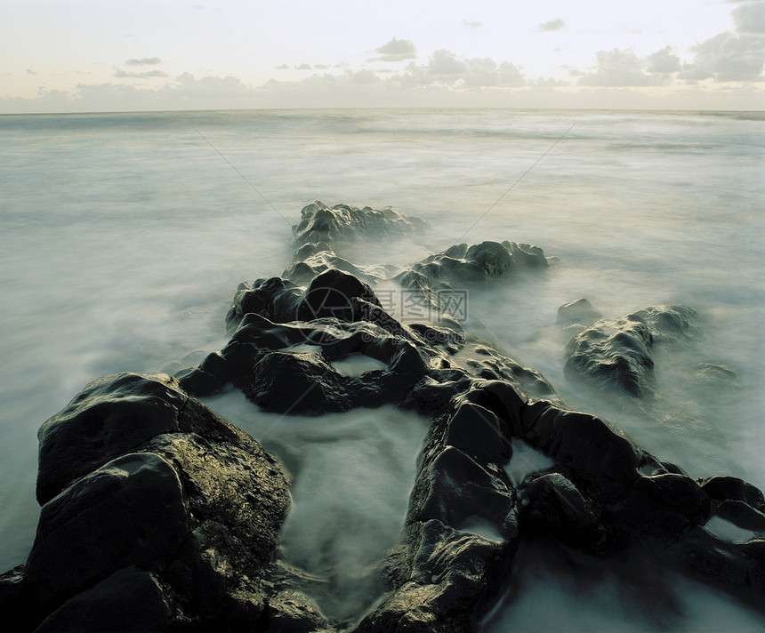 海岸岩石间喷雾图片
