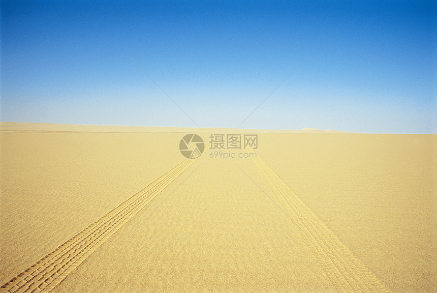 穿越沙漠的轮胎轨图片