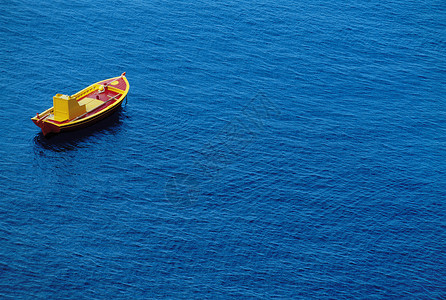 小船在平静的海面上高清图片
