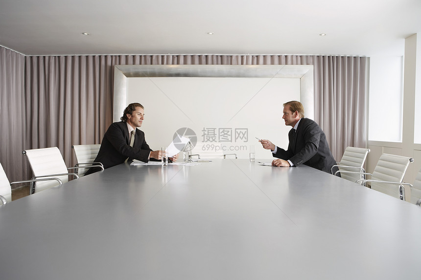 两位商务人士在会议室讨论情况 于2002年11月10日图片