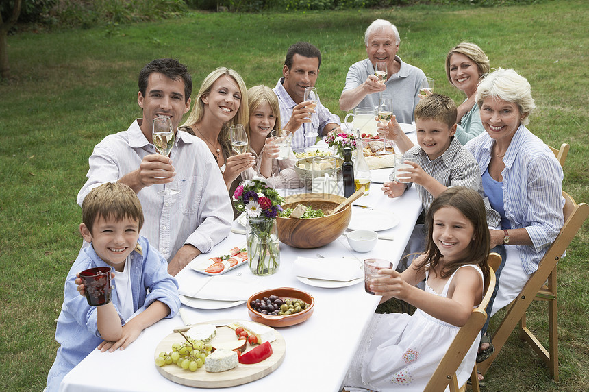 三代家庭在花园用餐的纵向肖像摄影兄弟家庭生活男生团结祖父祖父母桌子儿子父亲图片