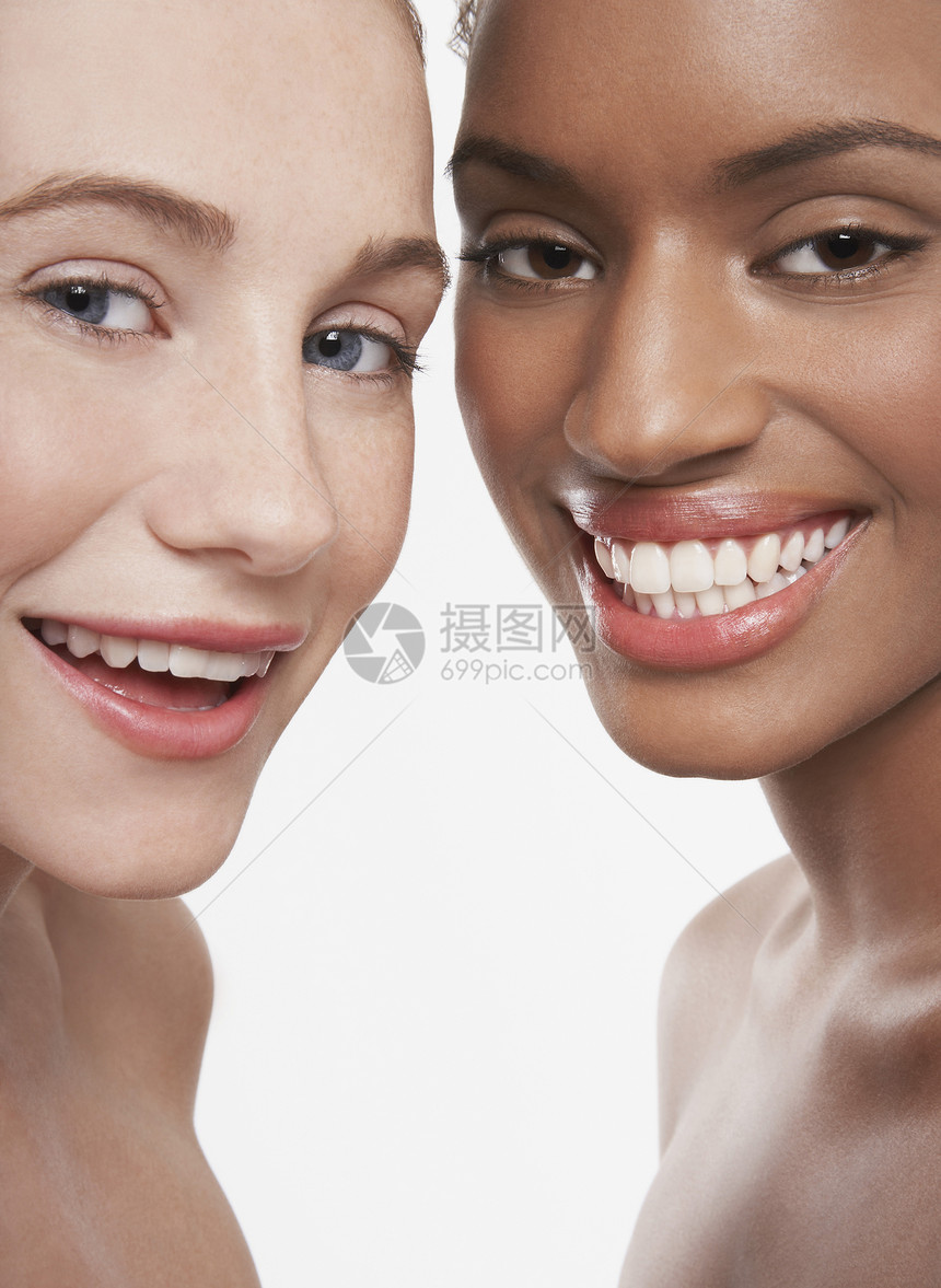 多种族年轻女性在白色背景上笑着被孤立的近视肖像图片