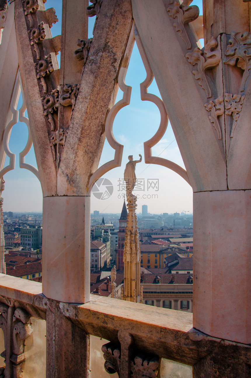 意大利Milan Duomo的详情纪念碑雕塑艺术风景建造大教堂雕像石峰城市旅行图片