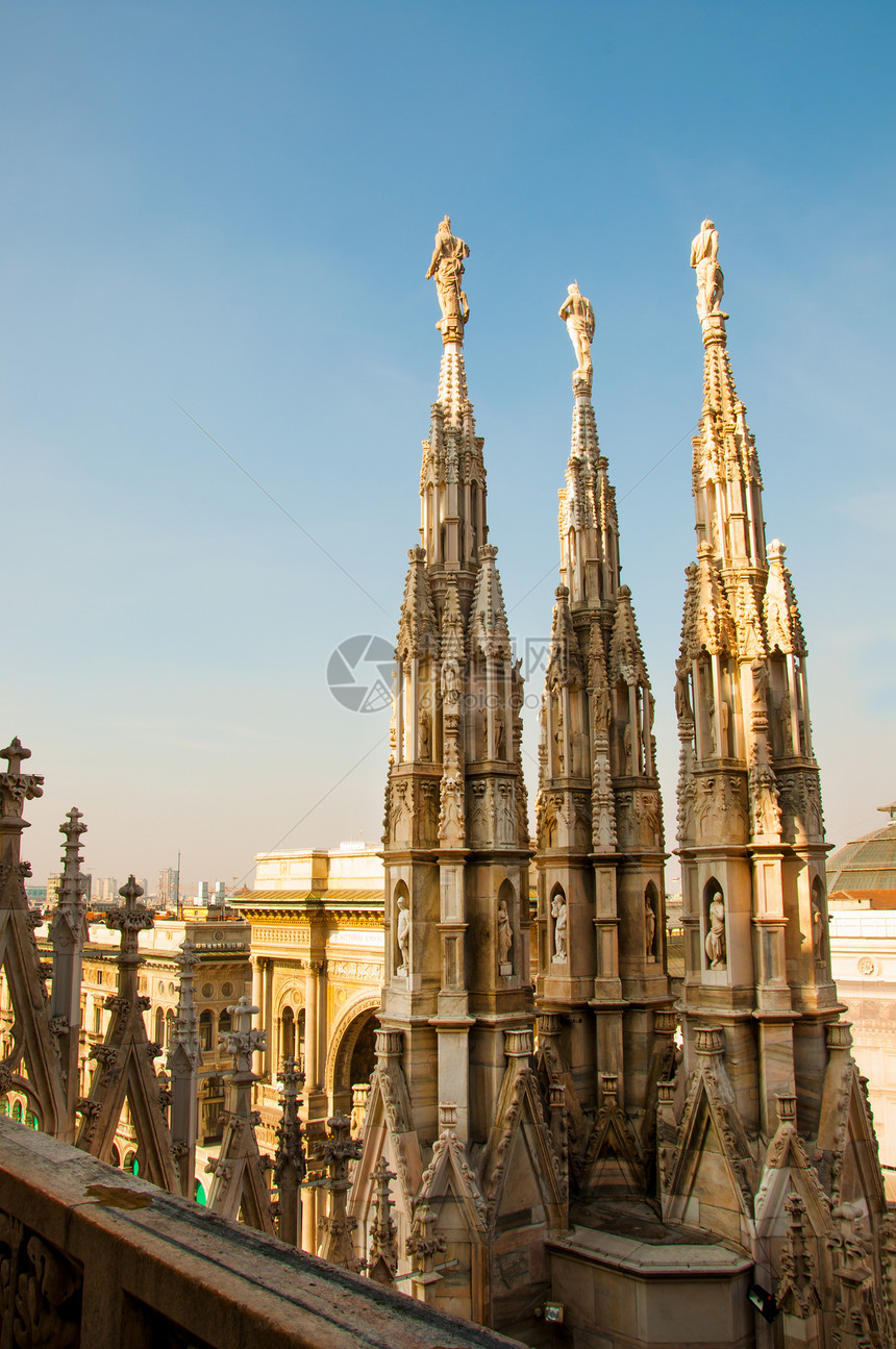 意大利Milan Duomo的详情历史雕塑艺术古列城市旅行纪念碑石峰大教堂雕像图片